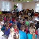 dzieci-ogladaja-koncert