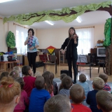 dzieci-ogladaja-koncert