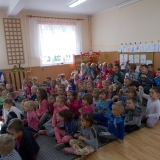 dzieci-ogladaja-koncert