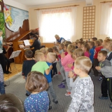 dzieci-ogladaja-koncert