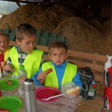 dzieci-jedza-kielbaski