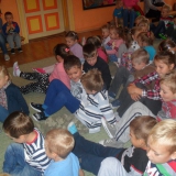 dzieci-ogladaja-koncert