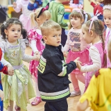 zabawy-taneczne-na-balu-karnawalowym