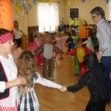 zabawy-taneczne-na-balu-karnawalowym