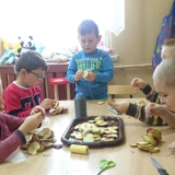 dzieci-robia-chipsy-jablkowe