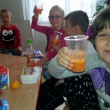 dzieci-pija-soki