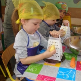 dzieci-samodzielnie-przygotowuja-surowke