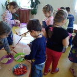 dzieci-przygotowuja-kanapki