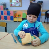 dzieci-jedza-kanapki