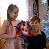 rodzice-z-dziecmi-robia-ozdoby-bozonarodzeniowe