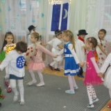 uroczystosc-z-okazji-dnia-babci-i-dziadka-smerfy-skrzaty