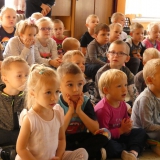 dzieci-sluchaja-koncert