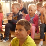dzieci-sluchaja-koncert