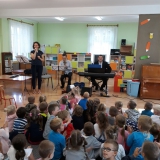 dzieci-sluchaja-koncert