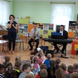 dzieci-sluchaja-koncert