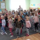 dzieci-sluchaja-koncert