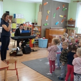 dzieci-sluchaja-koncert