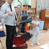 dzieci-sluchaja-koncert
