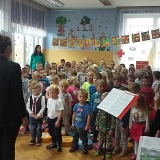 dzieci-sluchajace-koncert