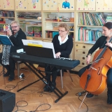 dzieci-sluchaja-koncert