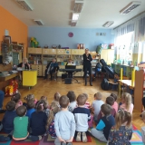 dzieci-sluchaja-koncert