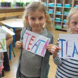 dzieci-bawia-sie-w-teatr