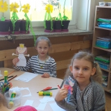 dzieci-bawia-sie-w-teatr