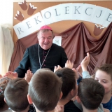 dzieci-biora-udzial-w-rekolekcjach-wielkopostnych