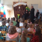 dzieci-biora-udzial-w-rekolekcjach-wielkopostnych