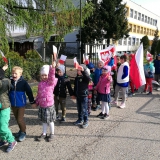 dzieci-ida-w-marszu-patriotycznym
