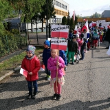 dzieci-ida-w-marszu-patriotycznym