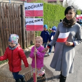 dzieci-ida-w-marszu-patriotycznym