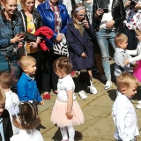 dzieci-wystepuja-na-festynie-parafialnym
