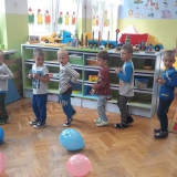 dzieci-tancza-bawia-sie-i-spiewaja