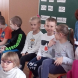 dzieci-ogladaja-teatrzyk