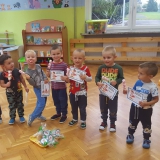 dzieci-bawia-sie-na-zabawie