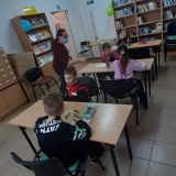 dzieci-na-zajeciach-w-bibliotece