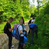 dzieci-sprzataja-ulice-torowa