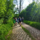 dzieci-sprzataja-ulice-torowa