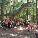 dzieci-w-dino-parku